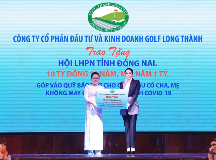 Bà Lê Nữ Thuỳ Dương, Phó Chủ tịch HĐQT Golf Long (bên phải) trao bảng biểu trưng tài trợ cho đại diện lãnh đạo Hội Liên hiệp Phụ nữ tỉnh Đồng Nai.