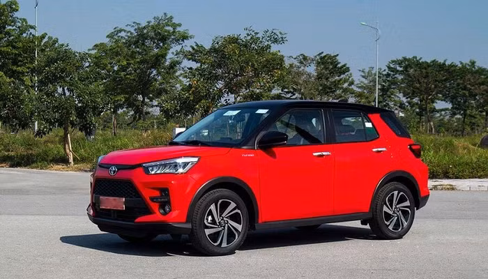 Xe ô t ô Toyota Raize l à m ẫu xe nhập khẩu có nhu cầu đặt mua lớn, nhiều đại lý chốt lịch trả xe cho khách sang đầu năm 2023
