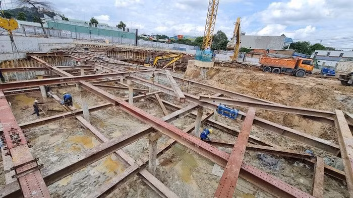 Phần móng vẫn đang trong quá trình thi công, ngổn ngang đất đá, sình lầy