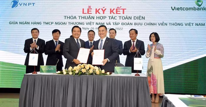 Tổng Giám đốc Tập đoàn Huỳnh Quang Liêm và Phó TGĐ Phụ trách Ban điều hành Vietcombank Nguyễn Thanh Tùng trao Bản ký kết Thỏa thuận hợp tác toàn diện giữa VNPT và Vietcombank