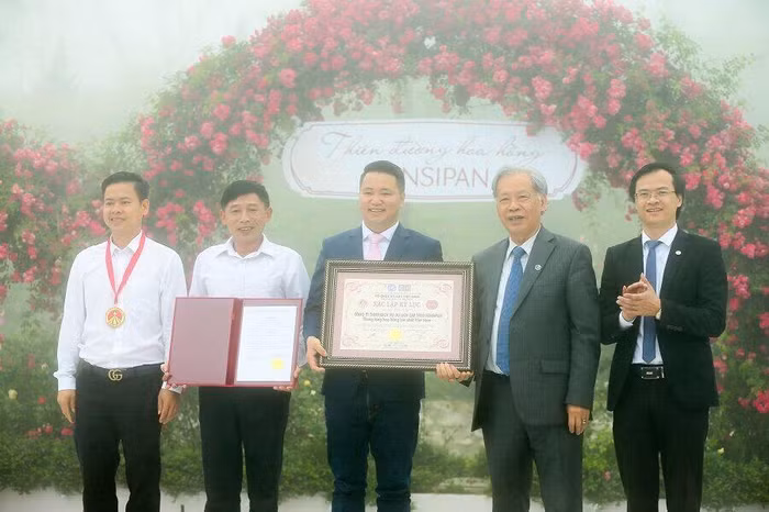 Ông Nguyễn Xuân Chiến – Giám đốc khu du lịch Sun World Fansipan Legend (giữa) nhận kỷ lục Thung lũng hoa hồng lớn nhất Việt Nam