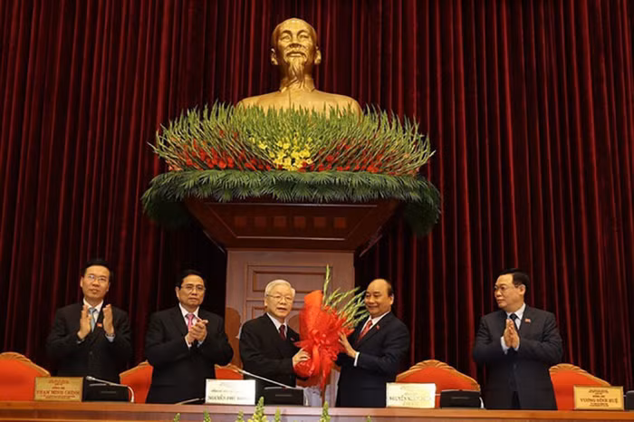 Thay mặt Bộ Chính trị, ông Nguyễn Xuân Phúc - Thủ tướng Chính phủ tặng hoa chúc mừng đồng chí Nguyễn Phú Trọng được tín nhiệm bầu làm Tổng Bí thư Ban Chấp hành Trung ương Đảng Cộng sản Việt Nam khóa XIII. (Ảnh: Trí Dũng/TTXVN)