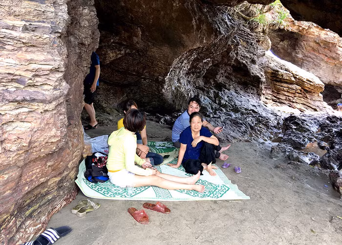 Ngồi trong hang mát rượi như đang ngồi trong phòng điều hoà