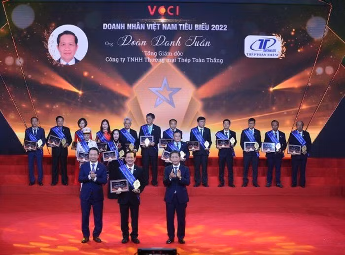 Ông Đoàn Danh Tuấn nhận danh hiệu Doanh nhân Việt Nam tiêu biểu năm 2022 do Phòng Thương mại và Công nghiệp Việt Nam tổ chức