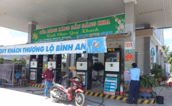 Lực lượng QLTT Tiền Giang tổ chức dán số điện thoại đường dây nóng tại các cửa hàng bán lẻ xăng dầu