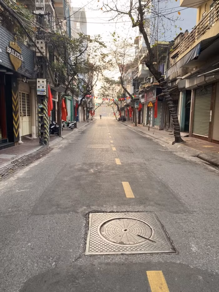 Đường phố Hải Dương (sáng 20/2) vắng bóng người bởi mọi người chủ động ở nhà và giãn cách để phòng chống dịch