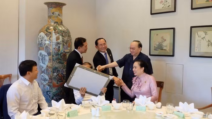 Chủ tịch VACOD chia vui cùng các doanh nhân