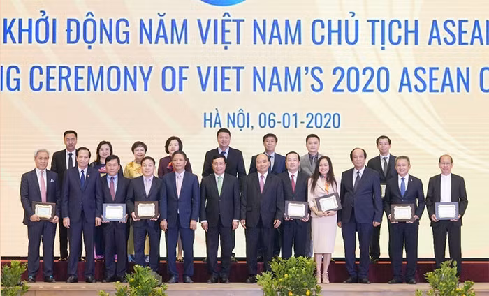 Phụ trách Hội đồng thành viên, Tổng Giám đốc Tập đoàn Phạm Đức Long đã được Phó Thủ tướng, Chủ tịch UBQG ASEAN 2020 Phạm Bình Minh trao danh vị đơn vị tài trợ đặc biệt Năm Chủ tịch ASEAN 2020