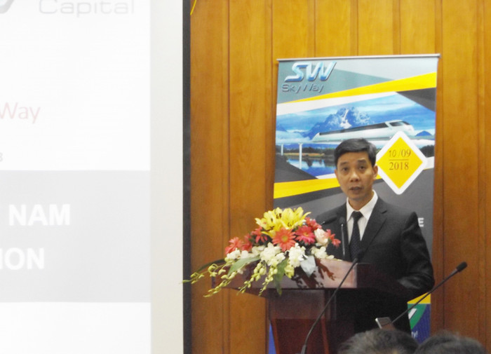 Ông Chương với bức ảnh phát biểu tại hội thảo khiến nhiều người liên lạc với ông để hỏi về dự án này - Nguồn ảnh: baogiaothong.vn