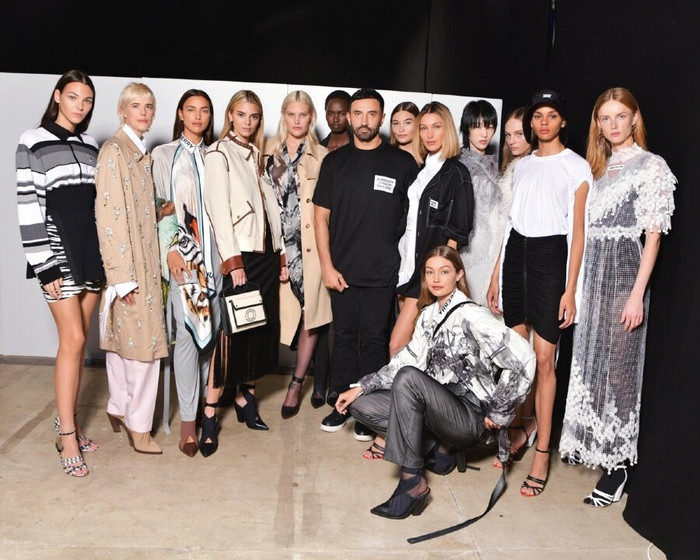 Burberry Xuân Hè 2020: Sự vươn mình của một vương quốc