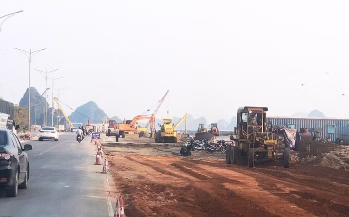 Thi công dự án mở rộng đường Trần Quốc Nghiễn (đoạn từ cầu Bài Thơ đến điểm đấu nối đường bao biển Hạ Long - Cẩm Phả).