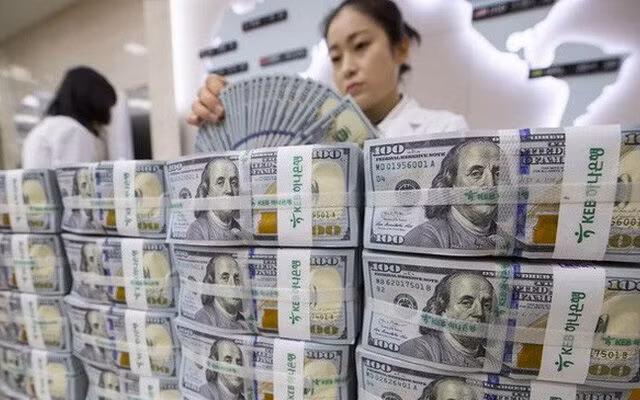 Tỷ giá USD hôm nay ngày 13/11: USD “chợ đen” áp sát mốc 28.000 đồng, ngân hàng tiếp tục tăng nhẹ