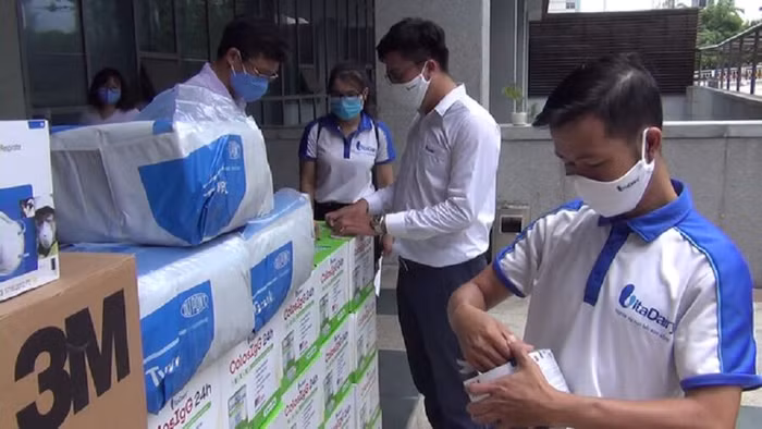 Trong khuôn khổ chiến dịch, ngày 1/8, các hiện vật hỗ trợ đội ngũ y, bác sĩ tuyến đầu chống dịch đã được VitaDairy chuyển vào Đà Nẵng