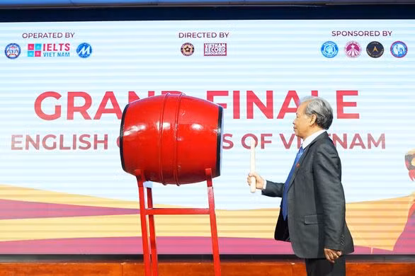 TS. Thang Văn Phúc - nguyên Thứ trưởng Bộ Nội vụ, Chủ tịch Trung ương Hội Kỷ lục gia Việt Nam đánh hồi trống khai mạc Cuộc thi EOV 2019.