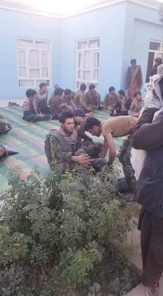 Hàng trăm binh sĩ và quân tình nguyện Afghanistan nộp súng đầu hàng Taliban.