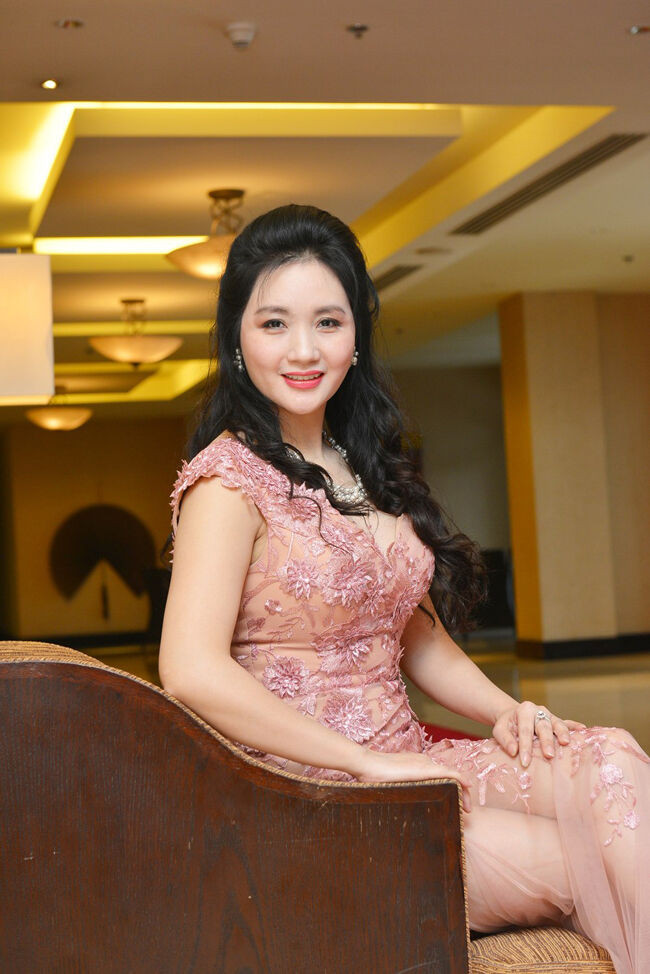 Mẹ ruột hoa hậu Thu Ngân còn đẹp hơn con gái ảnh 4