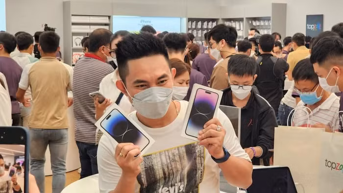 Những khách hàng sở hữu sớm nhất iPhone 14