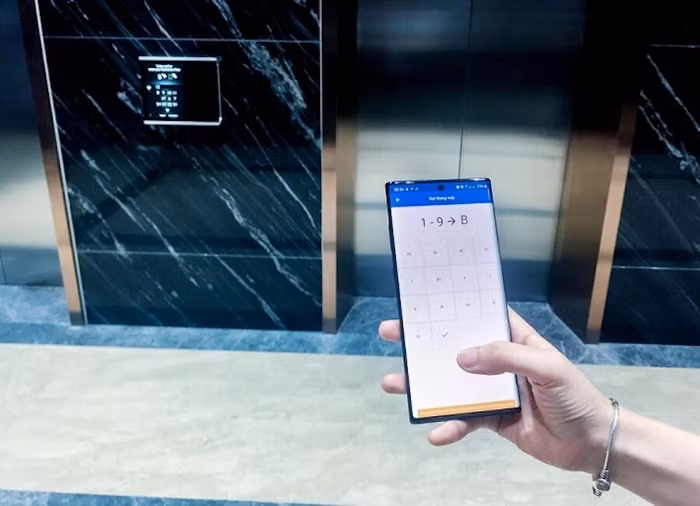 Hệ thống gọi thang máy tự động bằng điện thoại giúp hạn chế tối đa việc tiếp xúc với các bề mặt công cộng – làm giảm nguy cơ lây nhiễm.