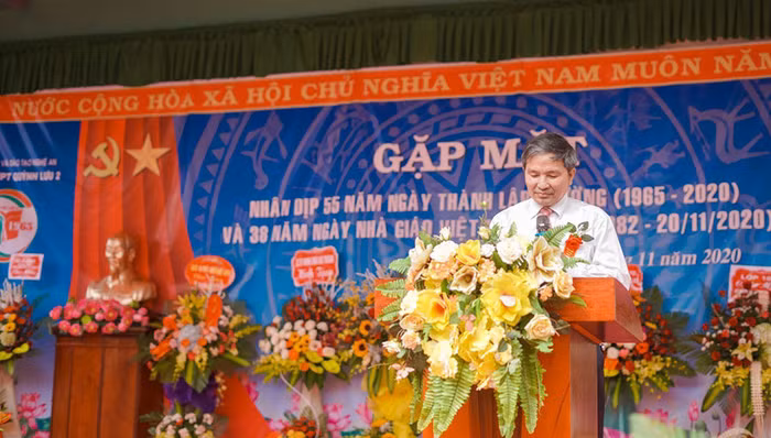 Ông Hoàng Văn Hảo - Nguyên Phó GĐ Sở y tế Nghệ An đại diện cho nhiều thế hệ cựu học sinh của trường phát biểu tại buổi gặp mặt