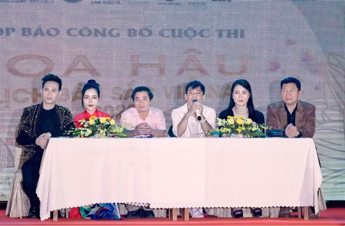Ban giám khảo cuộc thi Hoa hậu du lịch bản sắc Việt Nam