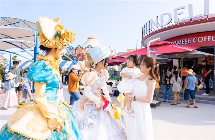 Ca sĩ Pha Lê và bé Ốc hòa vào không khí lễ hội sôi động tại NovaWorld Phan Thiet dịp lễ 2/9 vừa qua