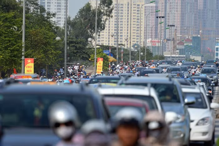 Cao ốc bủa vây, đường Tố Hữu "oằn mình" cõng xe cộ
