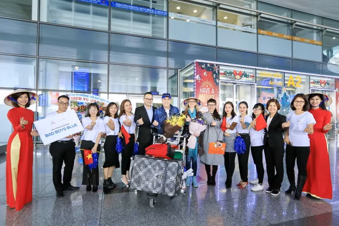 Hà Nội rét lịch sử, hàng trăm fan vẫn háo hức đón thần tượng Bad Boys Blue