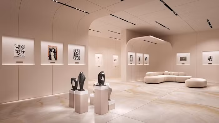 Mỗi căn hộ đều hầm an toàn nơi họ có thể cất giữ và bày biện đồ quý như một khu triển lãm