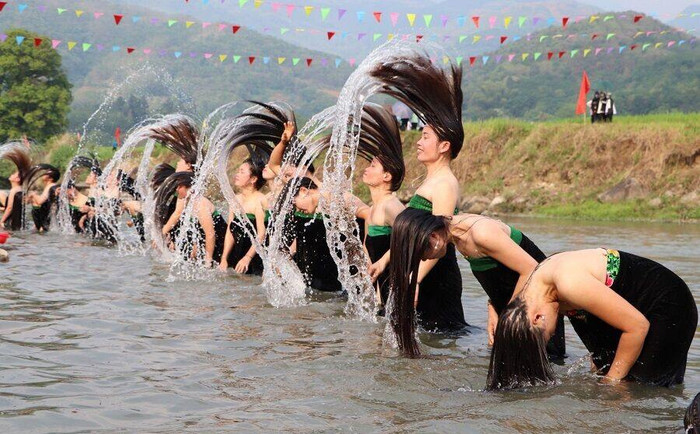 Phụ nữ dân tộc Thái gội đầu ở suối Nậm Lùm trong Lễ hội Áp hô chiêng Phụ nữ dân tộc Thái gội đầu ở suối Nậm Lùm trong Lễ hội Áp hô chiêng