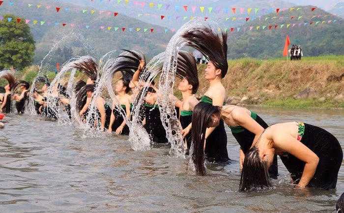 Phụ nữ dân tộc Thái gội đầu ở suối Nậm Lùm trong Lễ hội Áp hô chiêng