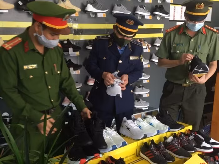 Hàng nghìn đôi giày giả nhãn hiệu Nkie, Adidas được lực lượng chức năng phát hiện thu giữ