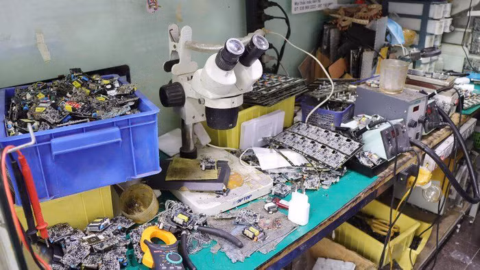 Máy móc, thiết bị dùng để chế sạc rởm thành sạc chính hãng