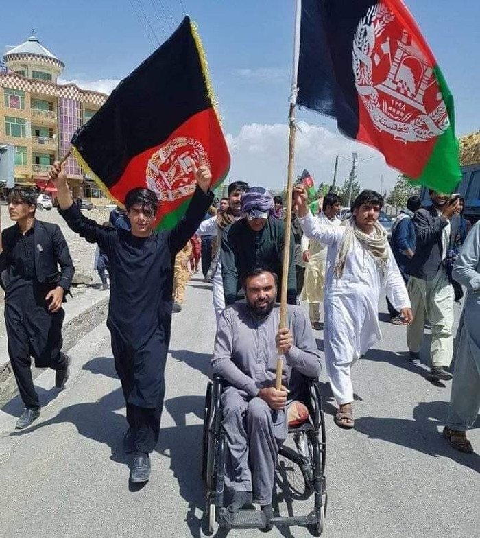 Hỗn loạn sân bay Kabul, xuất hiện xung đột đầu tiên với Taliban nhân kỷ niệm ngày độc lập ảnh 1