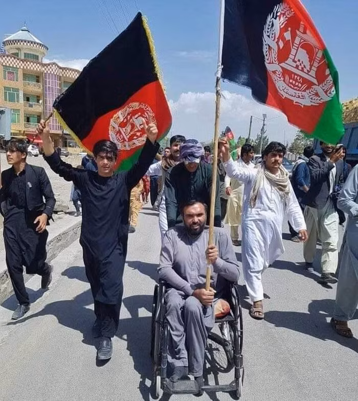 Hỗn loạn sân bay Kabul, xuất hiện xung đột đầu tiên với Taliban nhân kỷ niệm ngày độc lập ảnh 1