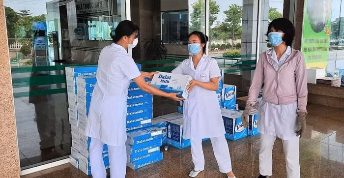 Tập đoàn TH trao tặng những ly sữa tươi sạch tiếp sức các y, bác sĩ chống dịch tại các Bệnh viện vào sáng ngày 19-5