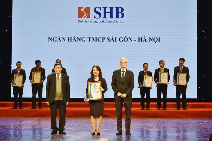 Phó Tổng Giám đốc Ninh Thị Lan Phương đại diện SHB nhận giải thưởng “Top 10 Ngân hàng thu xếp vốn đầu tư hiệu quả cho các dự án xanh - năng lượng Việt Nam từ năm 2017 – 2022”