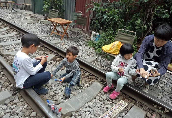 Ấn tượng nghệ thuật "Tick Art" tại Cafe ga Đông Dương ảnh 6 Ấn tượng nghệ thuật "Tick Art" tại Cafe ga Đông Dương ảnh 6