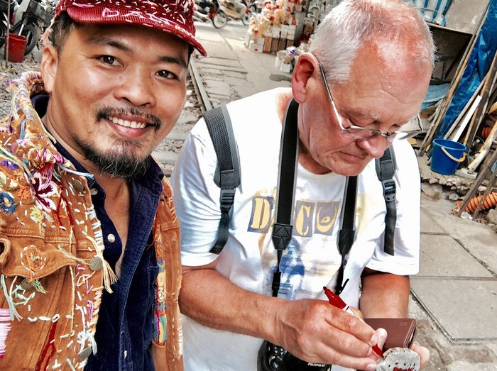 Ấn tượng nghệ thuật "Tick Art" tại Cafe ga Đông Dương ảnh 5 Ấn tượng nghệ thuật "Tick Art" tại Cafe ga Đông Dương ảnh 5