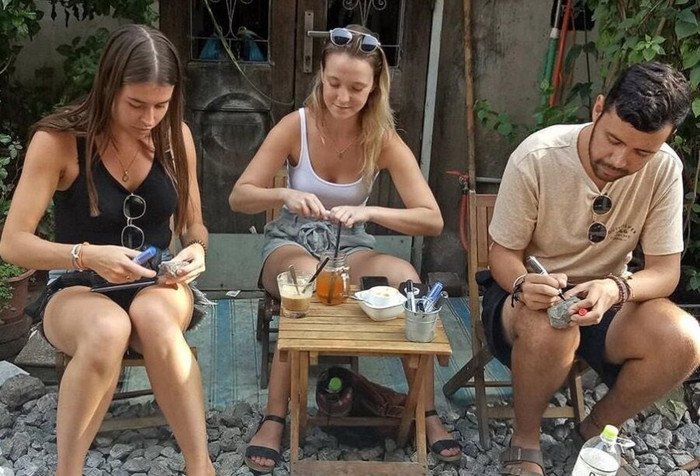 Ấn tượng nghệ thuật "Tick Art" tại Cafe ga Đông Dương ảnh 4 Ấn tượng nghệ thuật "Tick Art" tại Cafe ga Đông Dương ảnh 4