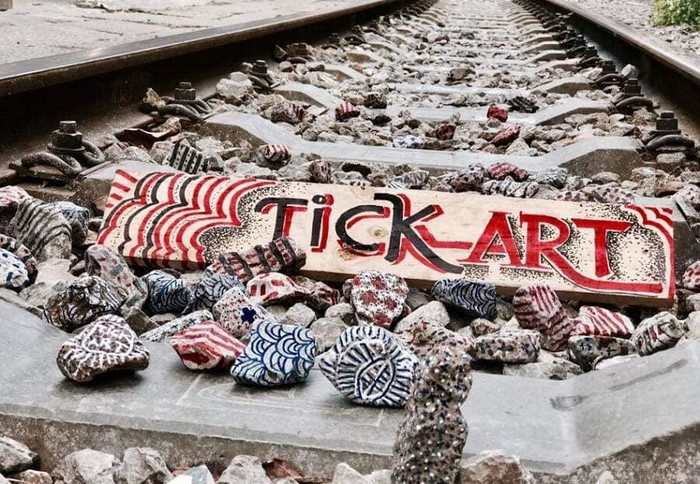 Ấn tượng nghệ thuật "Tick Art" tại Cafe ga Đông Dương ảnh 2 Ấn tượng nghệ thuật "Tick Art" tại Cafe ga Đông Dương ảnh 2