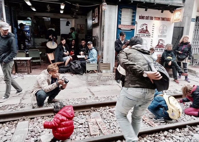 Ấn tượng nghệ thuật "Tick Art" tại Cafe ga Đông Dương ảnh 8 Ấn tượng nghệ thuật "Tick Art" tại Cafe ga Đông Dương ảnh 8