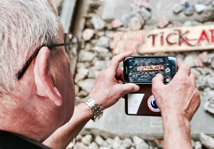 Ấn tượng nghệ thuật "Tick Art" tại Cafe ga Đông Dương ảnh 7 Ấn tượng nghệ thuật "Tick Art" tại Cafe ga Đông Dương ảnh 7