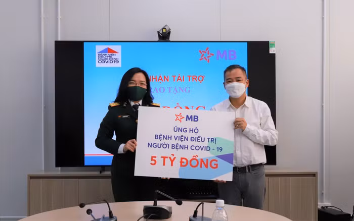 Bà Nguyễn Thị Thủy – Thành viên HĐQT MB thay mặt MB trao tặng 5 tỷ đồng đến Bệnh viện điều trị người bệnh COVID-19