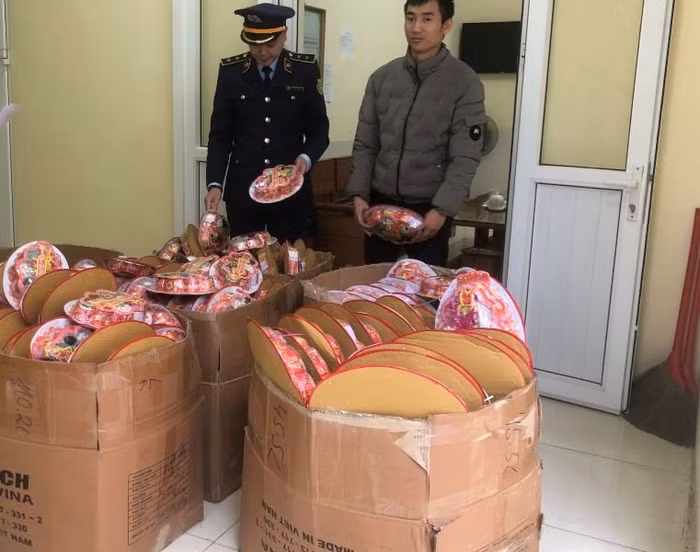 Quản lý thị trường Hà Giang thu giữ nhiều sản phẩm Mứt tết gian lận ngày sản xuất