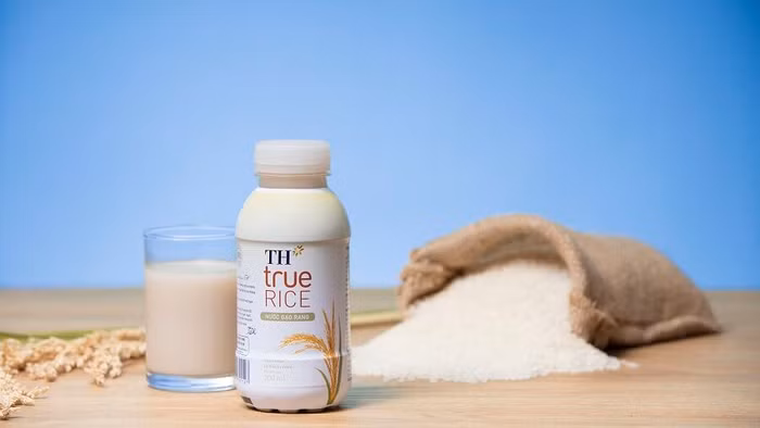 TH true RICE là sản phẩm nước gạo rang duy nhất trên thị trường hiện nay không sử dụng đường tinh luyện, mà chỉ có vị ngọt từ chính hạt gạo.