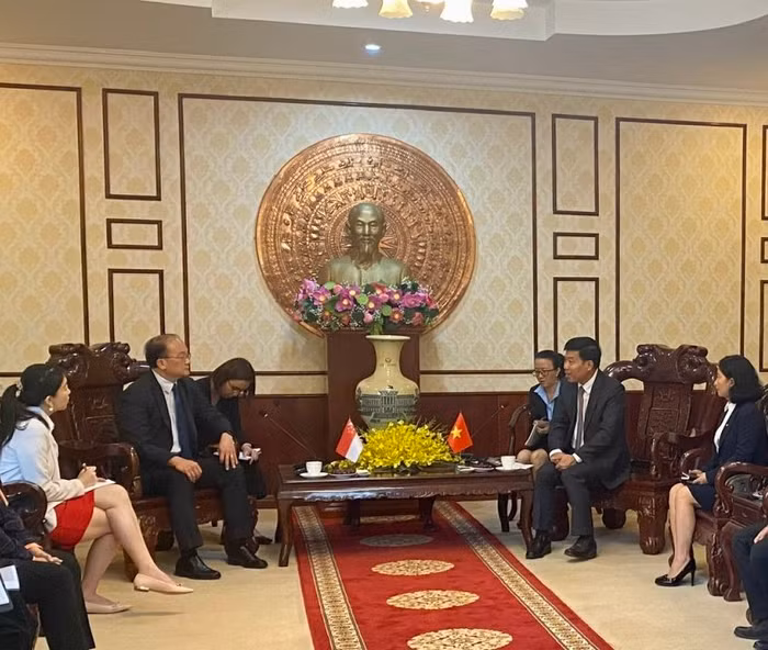 Bí thư Tỉnh ủy Bình Phước Nguyễn Mạnh Cường (thứ 2, phải sang) mong muốn tỉnh và phía Singapore sẽ sớm chung tay xây dựng các chương trình, dự án cụ thể