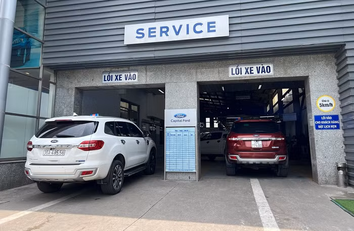 Cửa vào Khu dịch vụ Capital Ford Giải Phóng