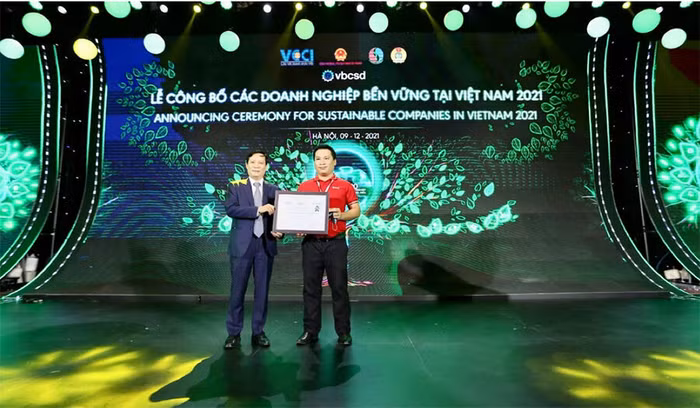 Chủ tịch Phòng Thương mại và Công nghiệp Việt Nam (VCCI) - Phạm Tấn Công trao chứng nhận doanh nghiệp bền vững cho đại diện Công ty Cổ phần Xi măng Sông Gianh