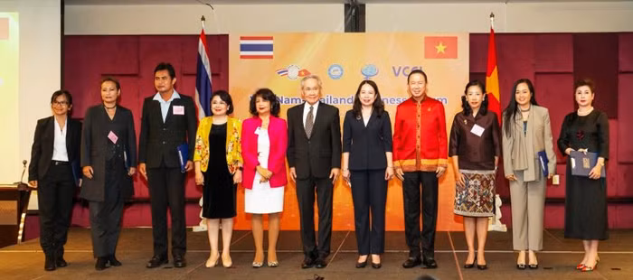 Doanh nhân Đặng Thanh Hằng (ngoài cùng bên phải) trong lễ ký kết cùng đối tác Thái Lan ngày 23.06.2022 vừa qua