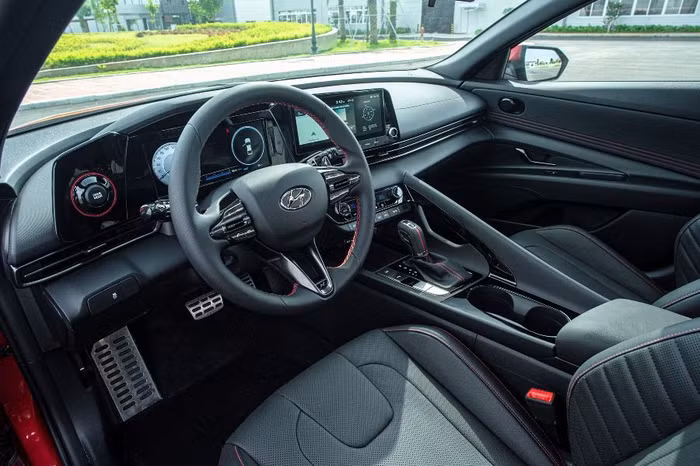 Elantra All New sở hữu một không gian nội thất tinh tế và phong cách với vật liệu da cao cấp